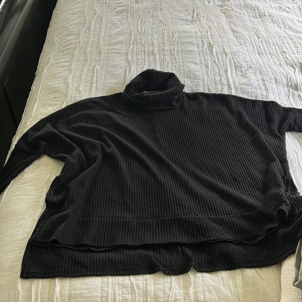 Cherish black mid-sleeve oversize light sweater.